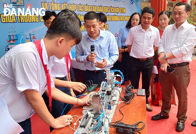 Học sinh Trường THCS Phan Bội Châu (quận Sơn Trà) tham gia ngày hội STEM do Trường Cao đẳng Nghề Đà Nẵng phối hợp tổ chức. Ảnh: NGỌC HÀ