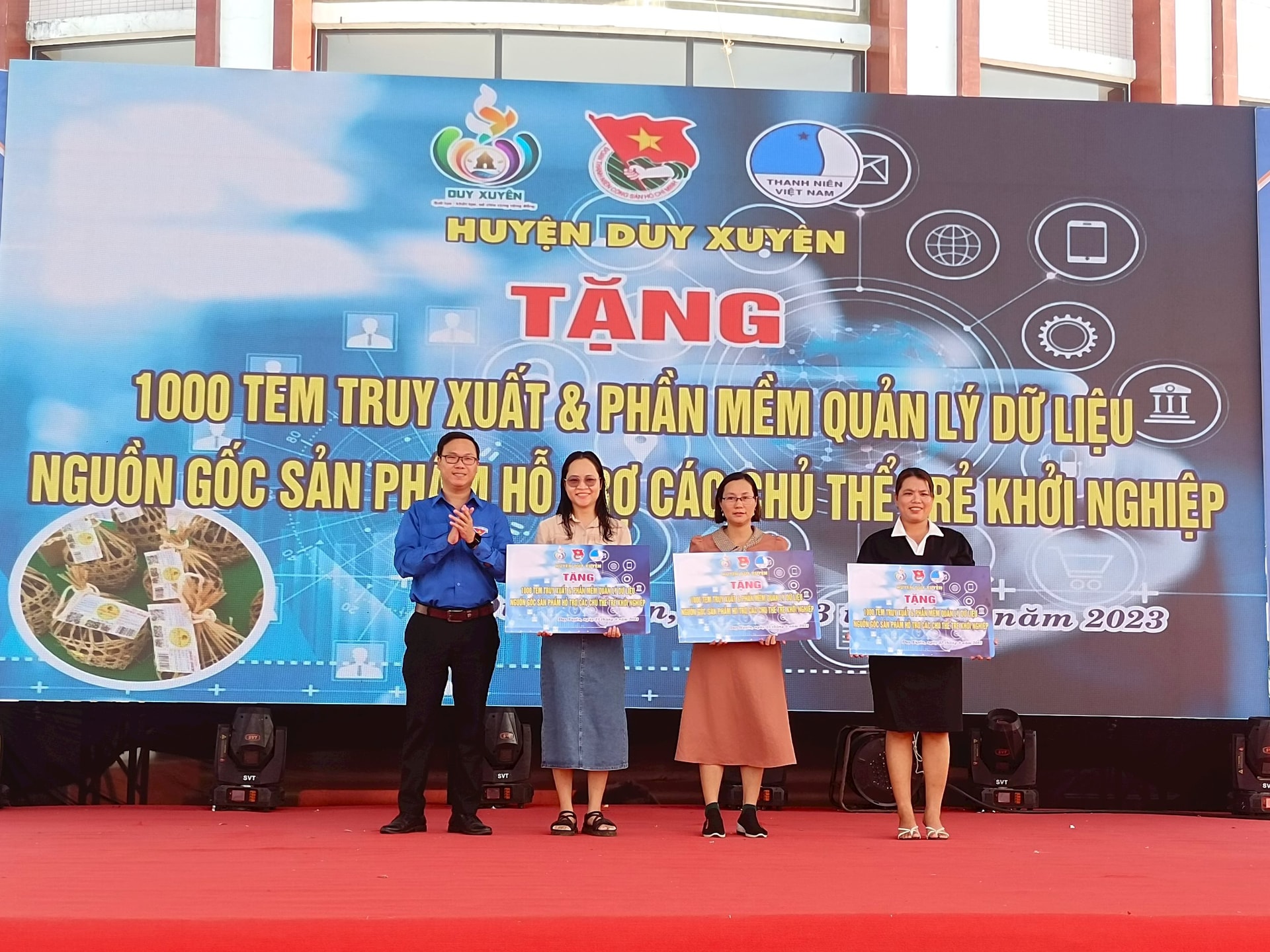 Huyện đoàn Duy Xuyên tặng tem truy suất hàng hóa cho các chủ thể trẻkhởi nghiệp. Ảnh: TUYẾT MAI