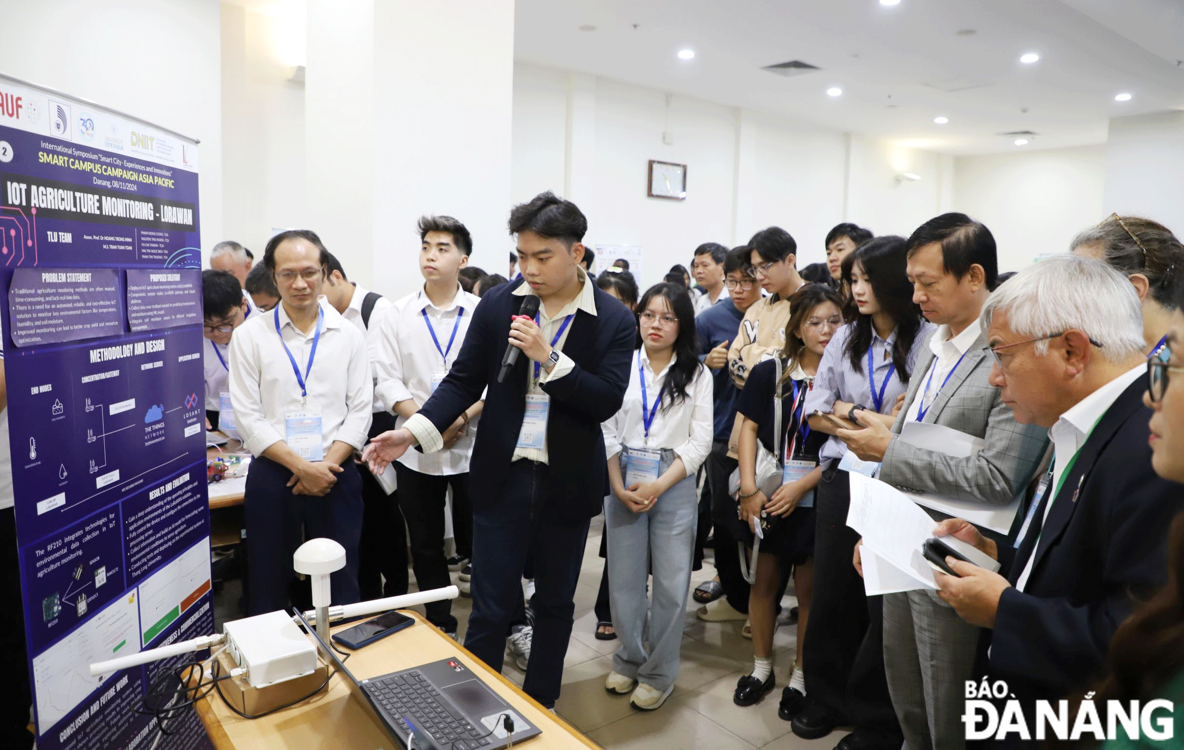 Nhóm sinh viên trình bày đề tài tại vòng chung kết Cuộc thi Smart Campus châu Á - Thái Bình Dương năm 2024. Ảnh: THU HÀ