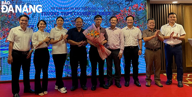 Tặng hoa cho thầy và trò cựu học sinh Trường THPT chuyên Lê Khiết.