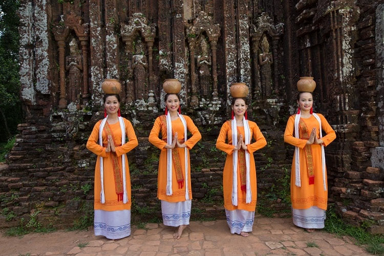 Vũ nữ bên tháp Mỹ Sơn- ảnh Văn Thọ