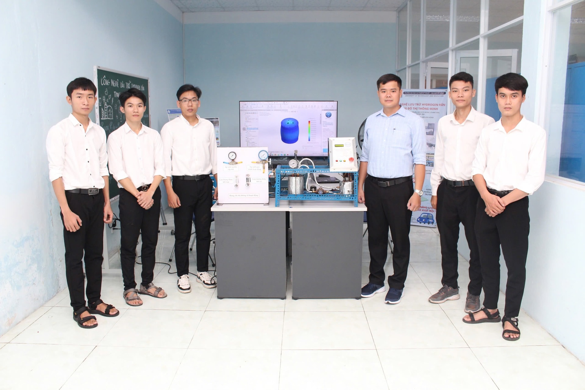 Tiến sĩ Bùi Văn Hùng (thứ 3, bên phải sang) là tấm gương sáng trong hoạt động chuyên môn và công tác Đoàn. Ảnh: NVCC