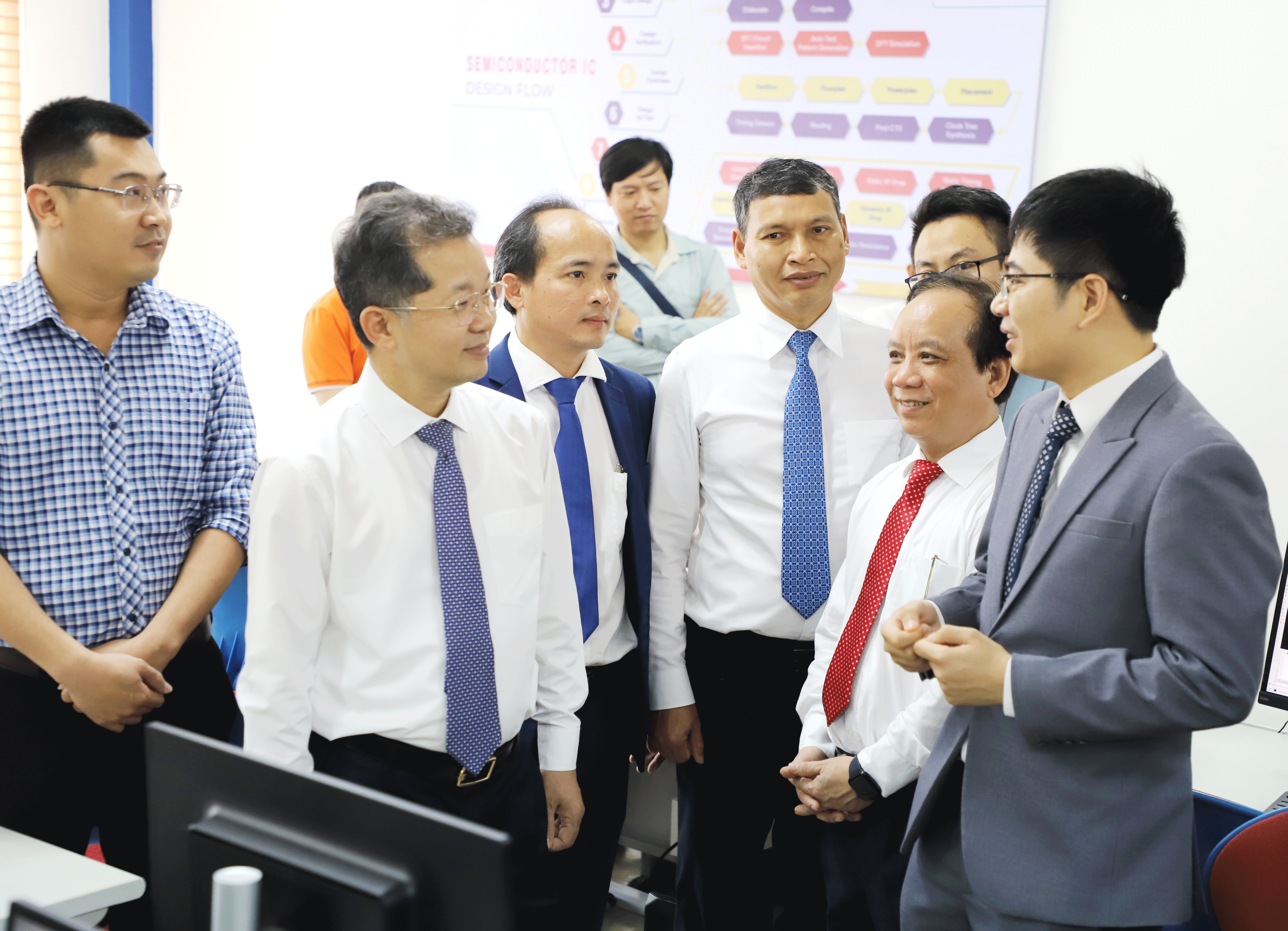 Bí thư Thành ủy Nguyễn Văn Quảng (thứ 2, bên trái sang), Giám đốc Đại học Đà Nẵng Nguyễn Ngọc Vũ (thứ 2, bên phải sang) tại sự kiện khai trương Trung tâm Vi mạch bán dẫn và Công nghệ thông minh của Trường Đại học Thông tin và Truyền thông Việt - Hàn.  Ảnh: QUANG MINH