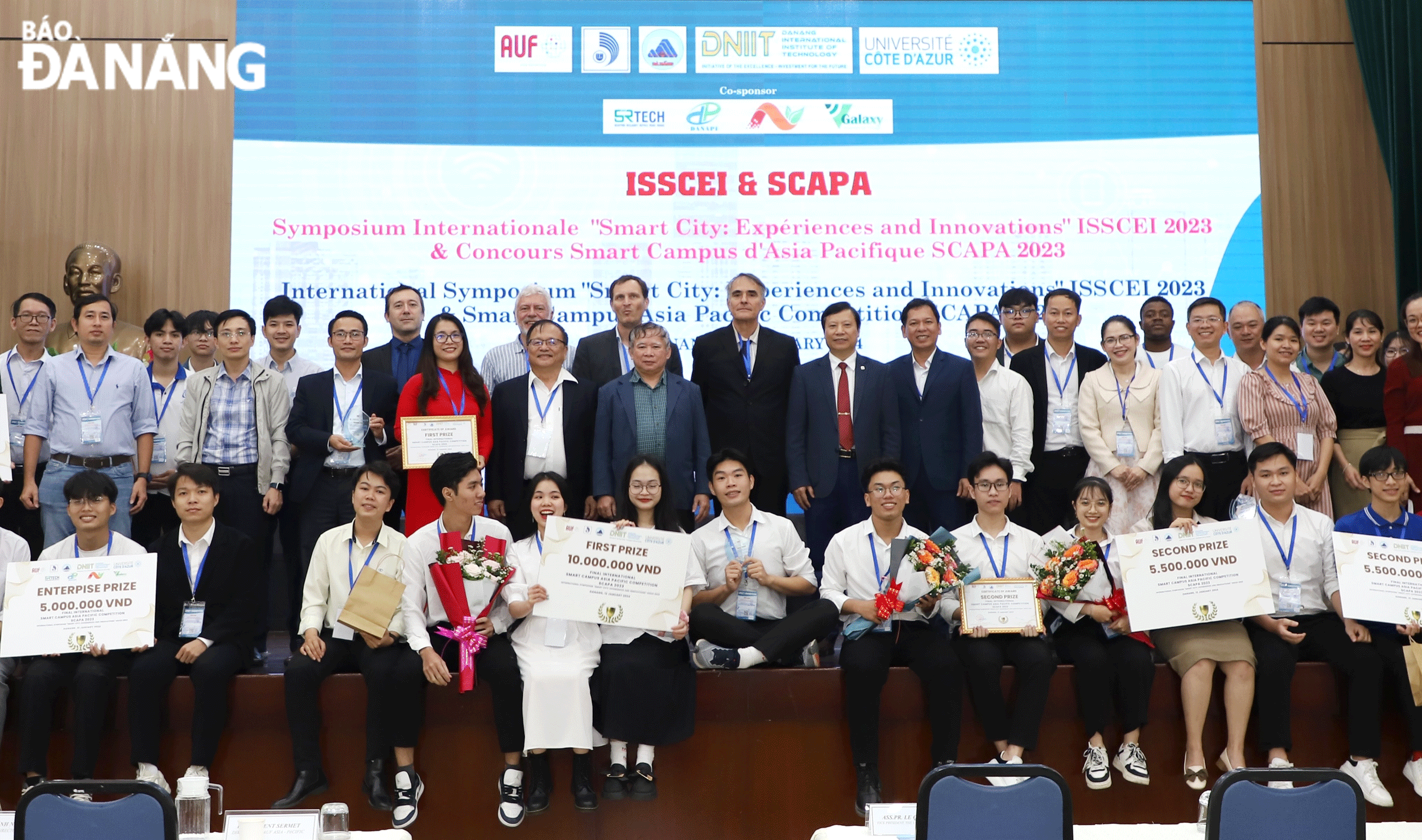Sinh viên Đại học Đà Nẵng đoạt giải Nhất với dự án ứng dụng Mạng Lora trong Hệ thống IoT đảm bảo chất lượng điện năng tại Cuộc thi Smart Campus châu Á-Thái Bình Dương.  Ảnh: NGỌC HÀ