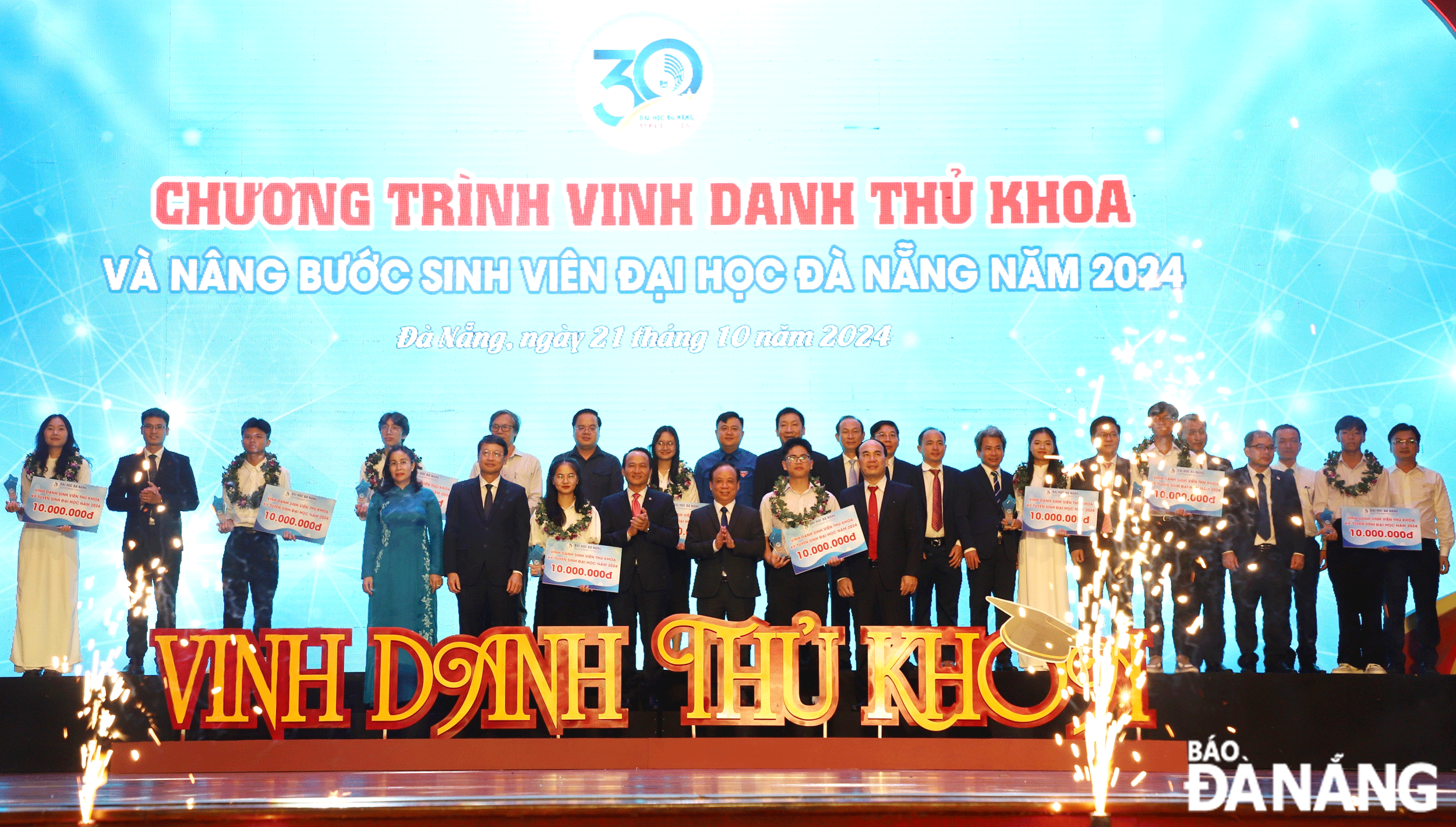 Lãnh đạo thành phố và Đại học Đà Nẵng vinh danh các thủ khoa kỳ tuyển sinh đại học năm 2024. Ảnh: HẢI ĐĂNG