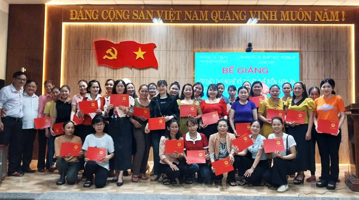 hoc-vien-nhan-giay-chung-nhan-hoan-thanh-khoa-hoc.(1).jpg