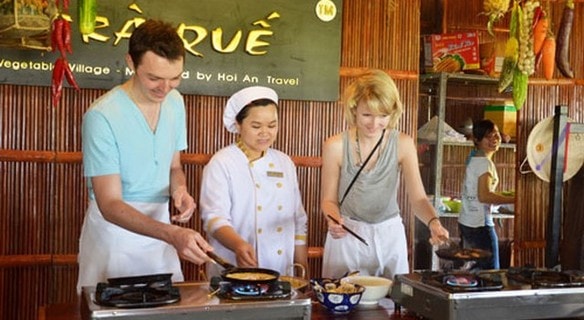 Cooking class at Tra Que. Photo: Hoianfoodtour