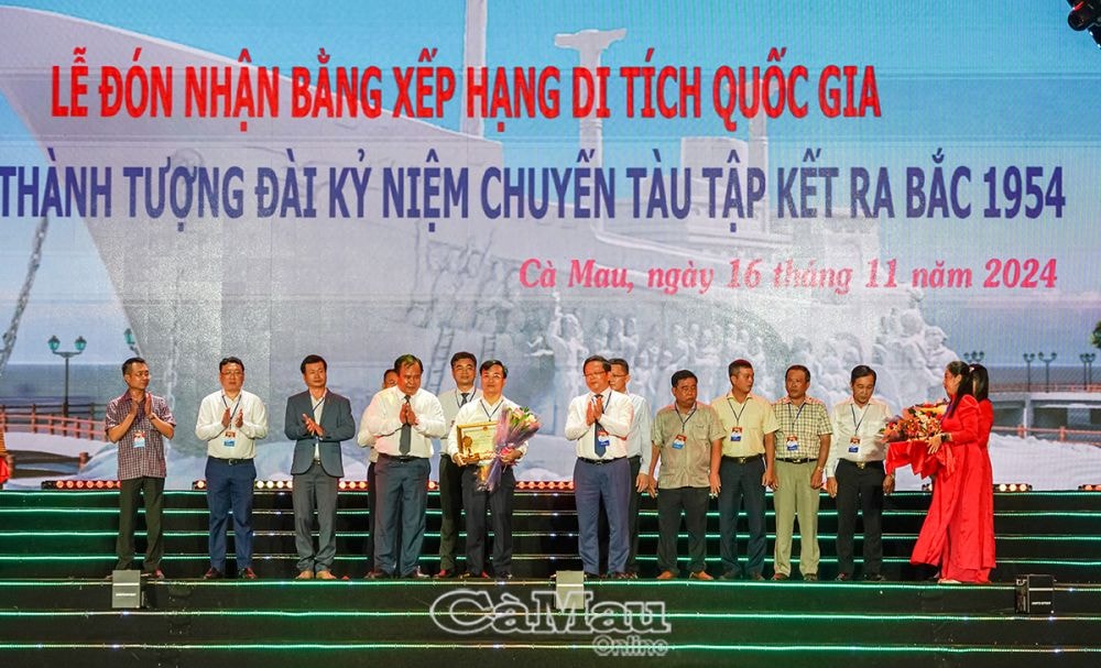 Đại diện các đơn vị, doanh nghiệp trao bảng tượng trưng tài trợ cho tỉnh. Theo đó, Phó bí thư Thường trực Tỉnh uỷ Nguyễn Đức Hiển cùng Phó chủ tịch UBND tỉnh Nguyễn Minh Luân tặng bằng khen cho các đơn vị tài trợ, thay lời cảm ơn sâu sắc.