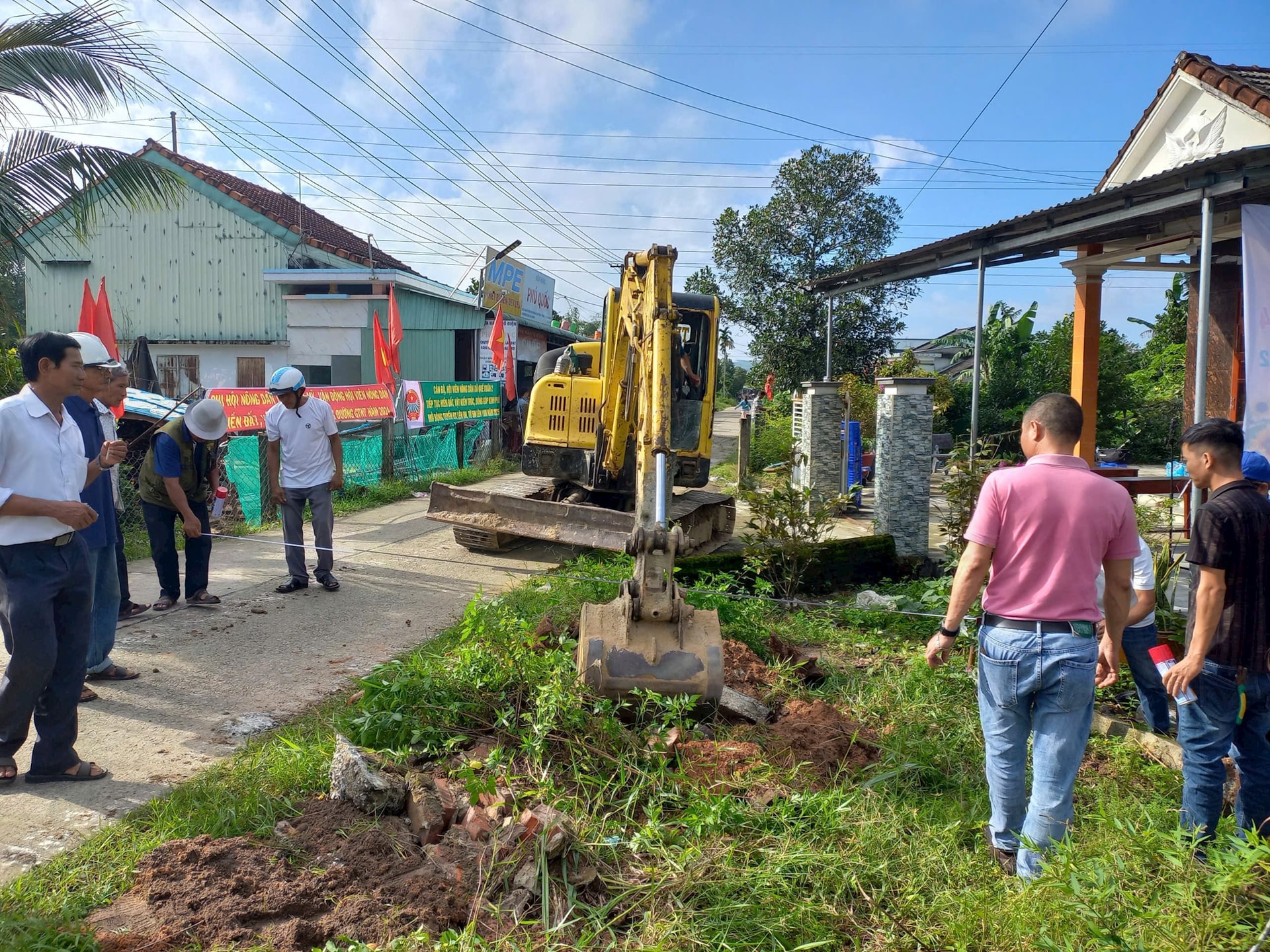 Những năm qua, xã Quế Xuân 2 luôn nỗ lực vận động nhân dân hiến đất mở đường. Ảnh: D.T