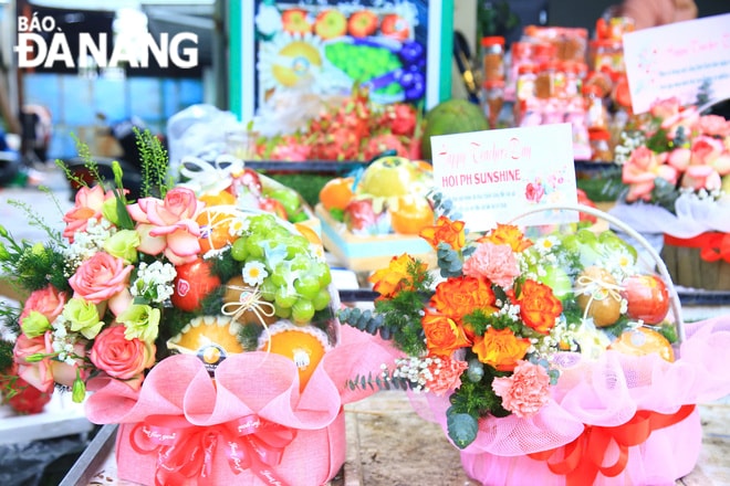 Giỏ trái cây kèm theo hoa tươi được nhiều phụ huynh và học sinh lựa chọn làm quà tri ân thầy cô giáo. Ảnh: Chiến Thắng