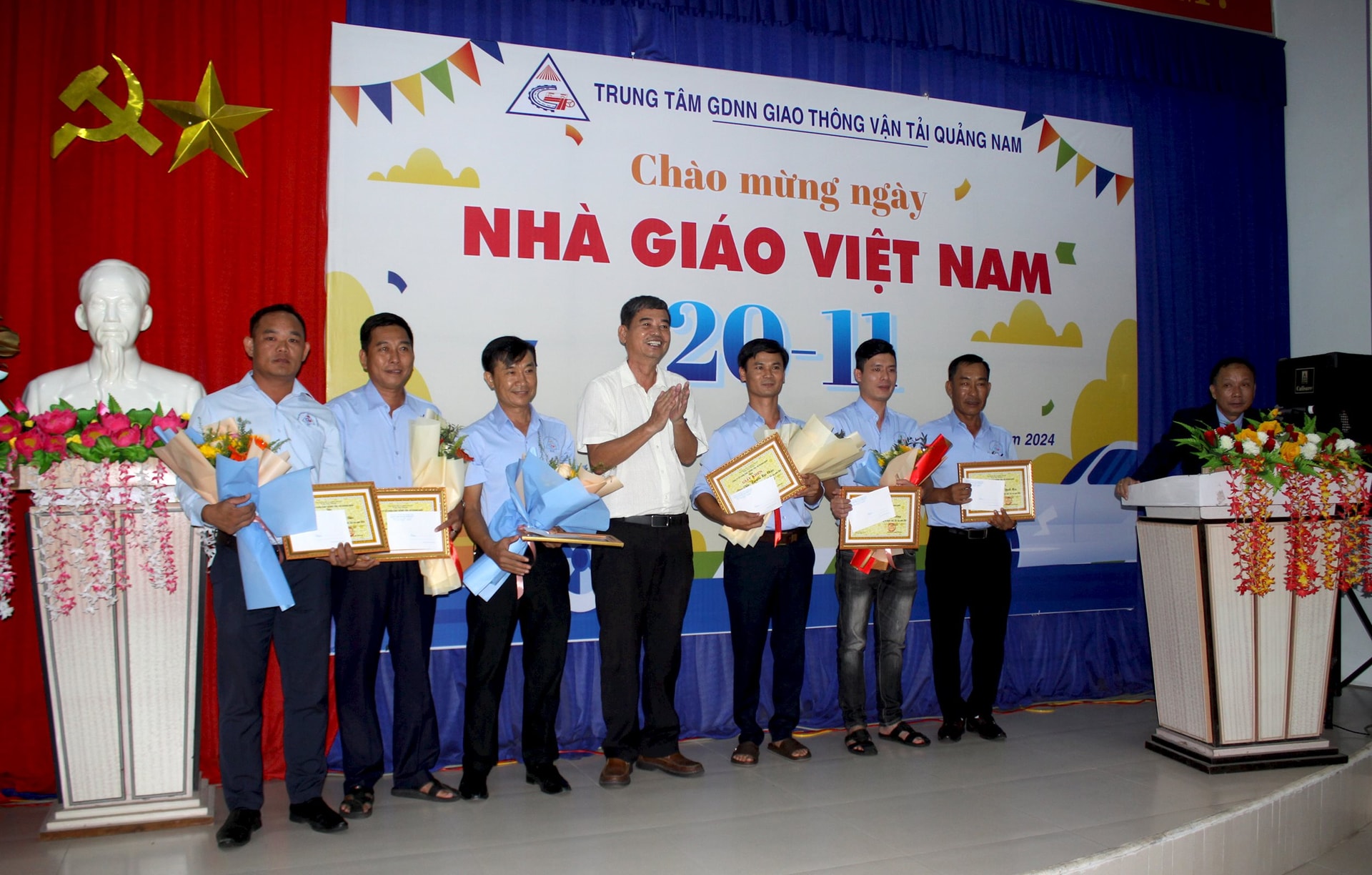 Ông Huỳnh Anh Dũng - Tổng Giám đốc Công ty CP Giao thông vận tải Quảng Nam tặng giấy khen cho các giáo viên đạt thành tích xuất sắc tại Hội thi giáo viên giỏi năm 2024.