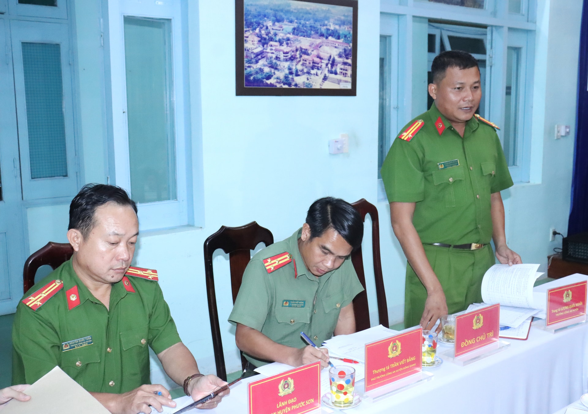 Trung tá Lương Quốc Nghĩa - Trưởng Công an huyện Tây Giang (Cụm trưởng Cụm thi đua các huyện miền núi) phát biểu ý kiến