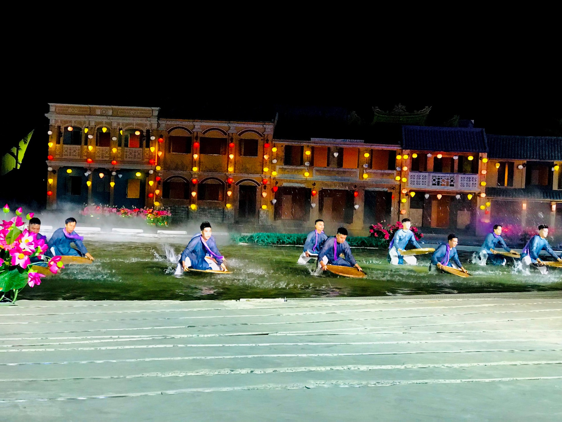 “Đảo Ký ức Hội An” - tổ hợp du lịch giải trí trên nền tảng văn hóa nghệ thuật - trình nghề với điểm nhấn là show diễn thực cảnh. Ảnh: Q.T