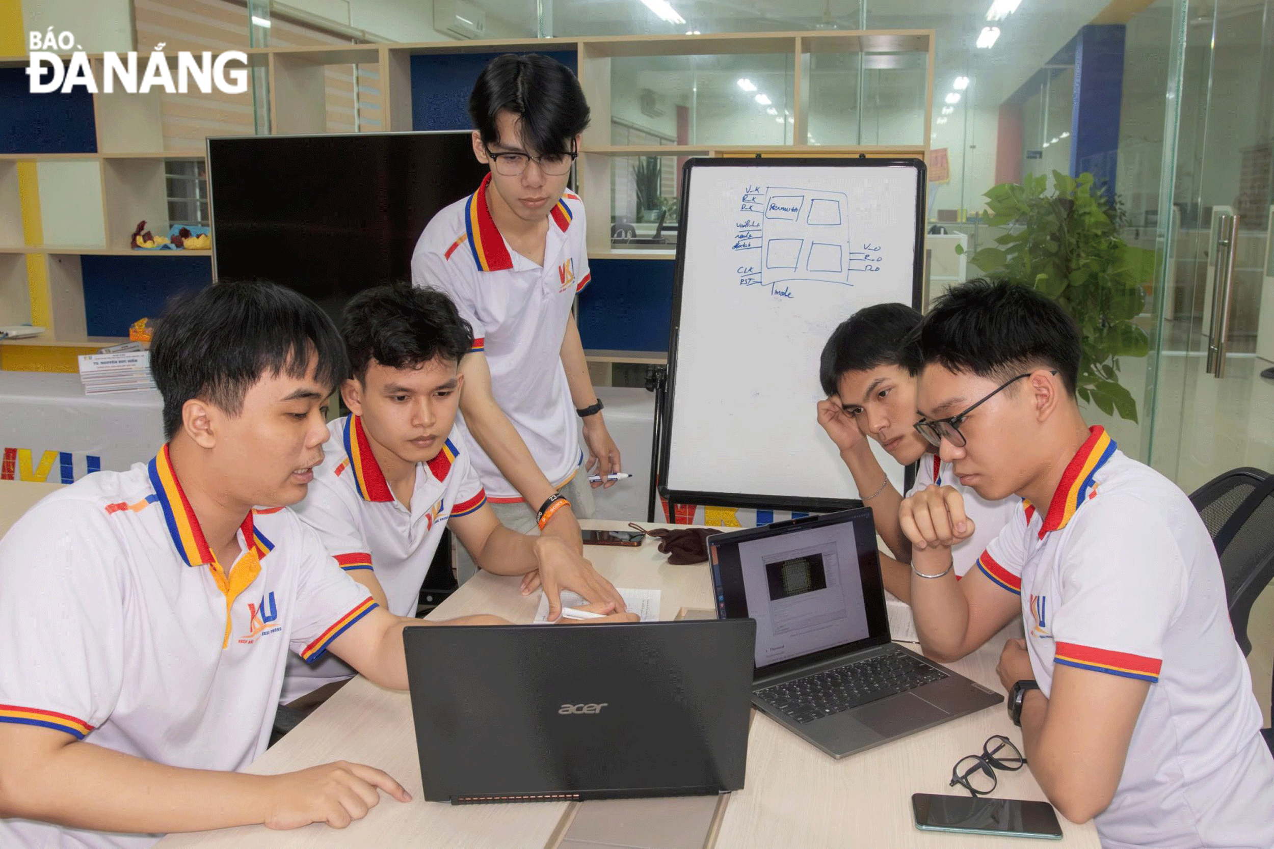 Nhóm sinh viên VKU tham gia chương trình về Thiết kế vi mạch The Universalization of IC Design from CASS (UNIC-CASS 2024) do Hiệp hội IEEE Circuits and Systems Society (CASS) tổ chức. Ảnh: NGỌC HÀ