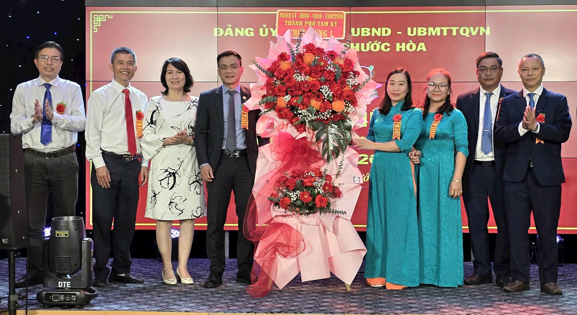 Lãnh đạo TP Tam Kỳ tặng hoa chúc mừng phường Phước Hòa