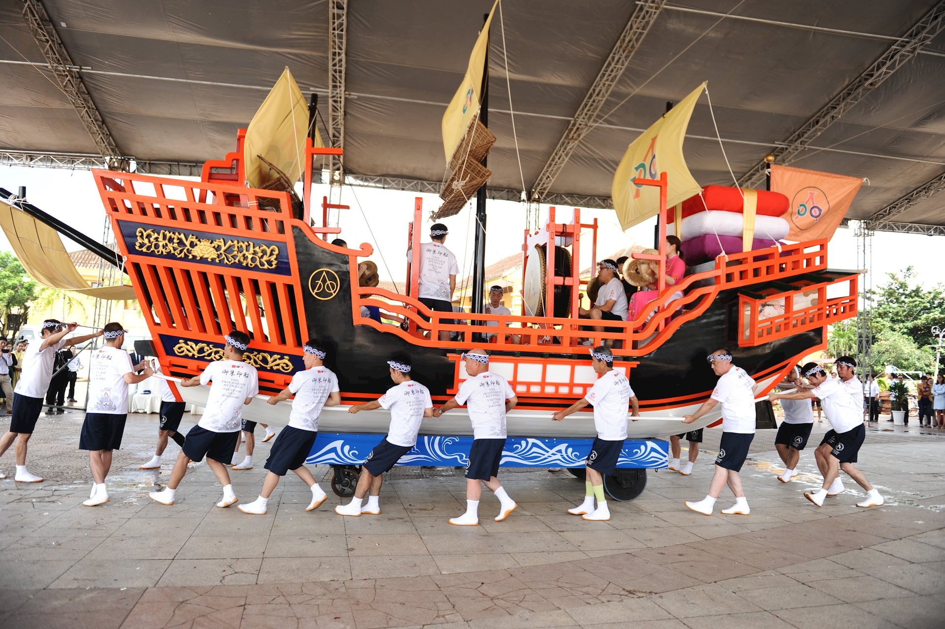 Các nghệ sĩ Nhật Bản tái hiện sinh hoạt truyền thống cùng Châu Ấn thuyền. Ảnh; Minh Hải