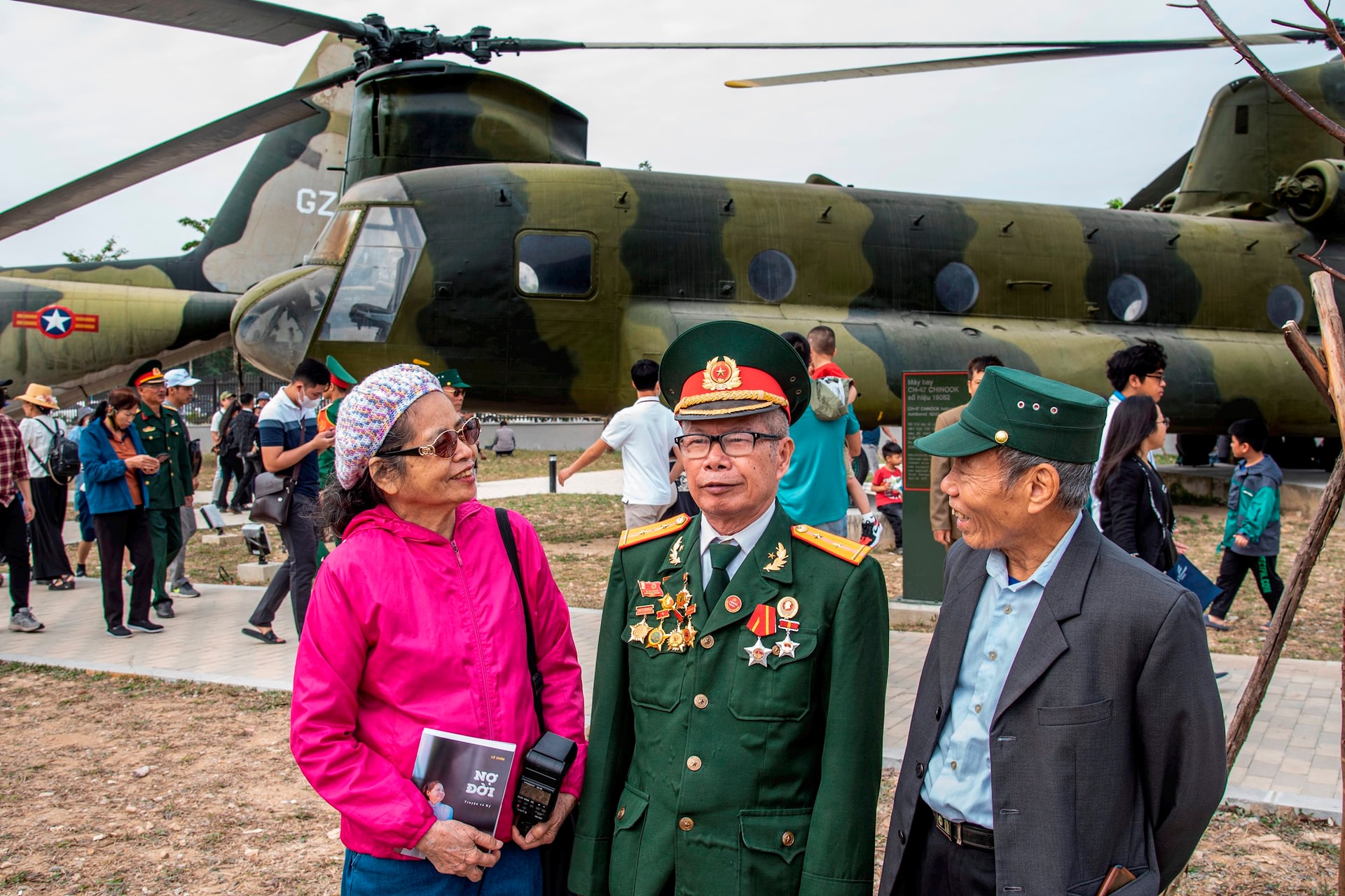 Ông Thụ tâm sự với cựu chiến binh Trần Lữ Huệ, Sư đoàn 304 từng tham gia trận Thượng Đức. Ảnh: Văn Chương