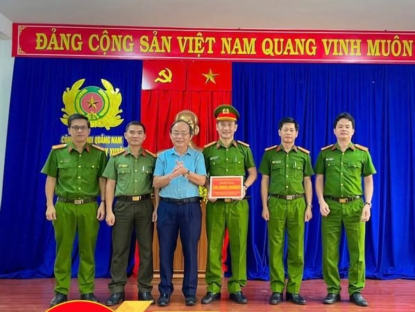 ĐỒNG CHÍ PHAN XUÂN CẢNH, CHỦ TỊCH UBND HUYỆN KHEN THƯỞNG ĐỘT XUẤT CHO CÔNG AN HUYỆN