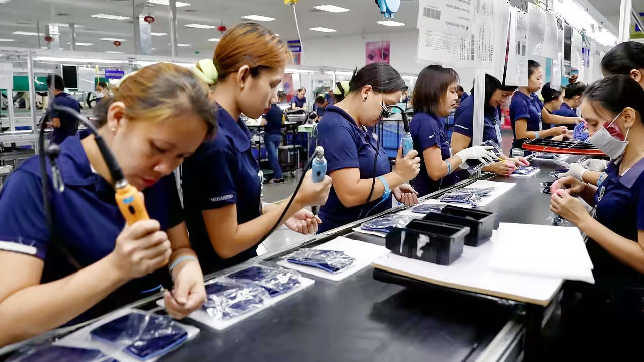 electronics-factory-workers-reuters.jpg