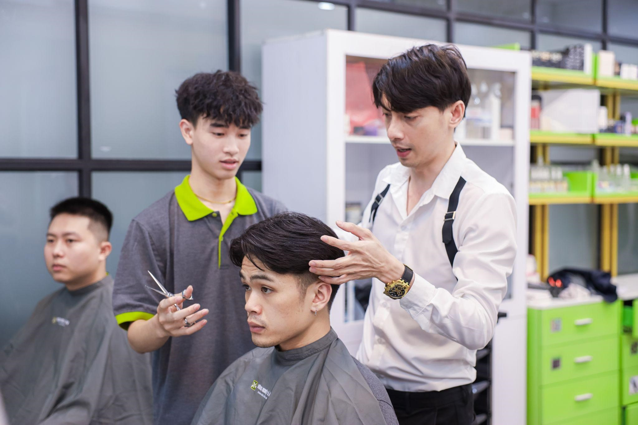 Nghề tóc không chỉ có mức lương mơ ước mà còn giúp bạn trẻ thể hiện sự sáng tạo.