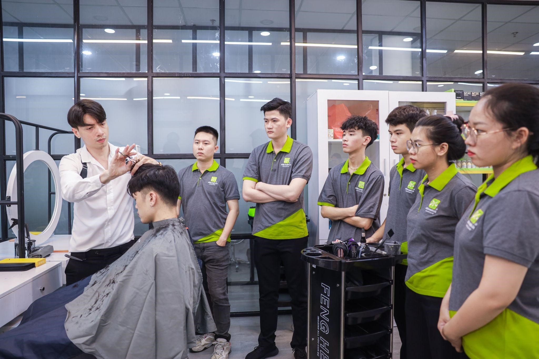 Ưu điểm của nghề tóc là học nhanh và sớm ra nghề.