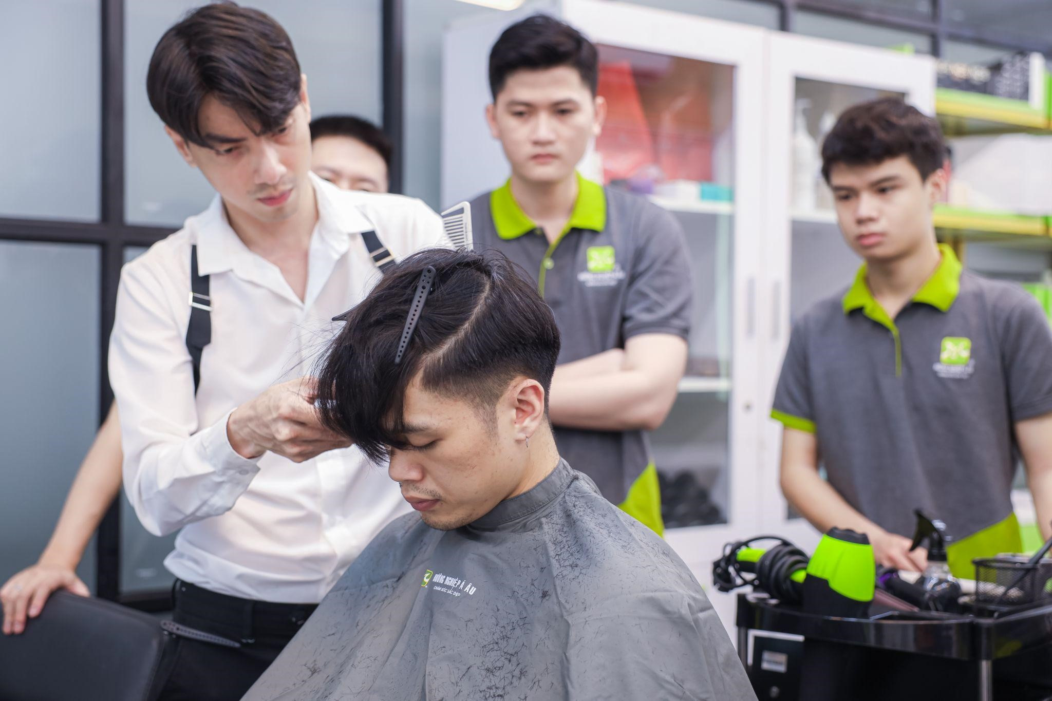 Trang thiết bị được đầu tư dựa trên tiêu chuẩn của các hair salon chuyên nghiệp, hiện đại