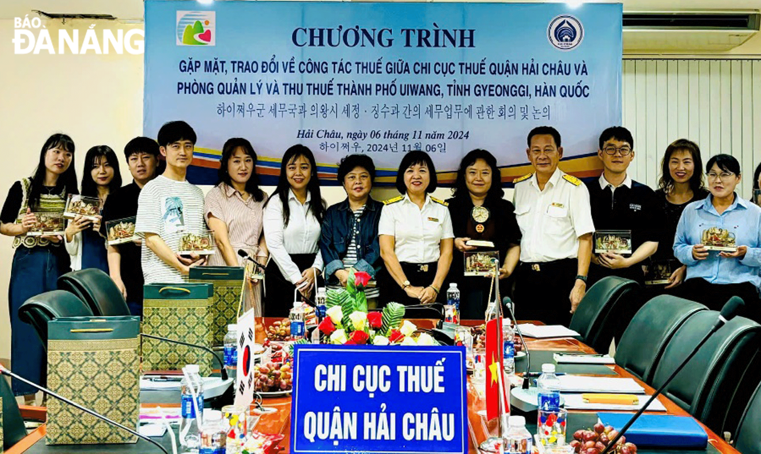 Chi cục Thuế quận Hải Châu, UBND phường Hải Châu 2 tổ chức chương trình gặp mặt, trao đổi kinh nghiệm về công tác thuế với Phòng Quản lý và thu thuế thành phố Uiwang, tỉnh Gyeonggi, Hàn Quốc để trao đổi kinh nghiệm. Ảnh: THÙY DUNG