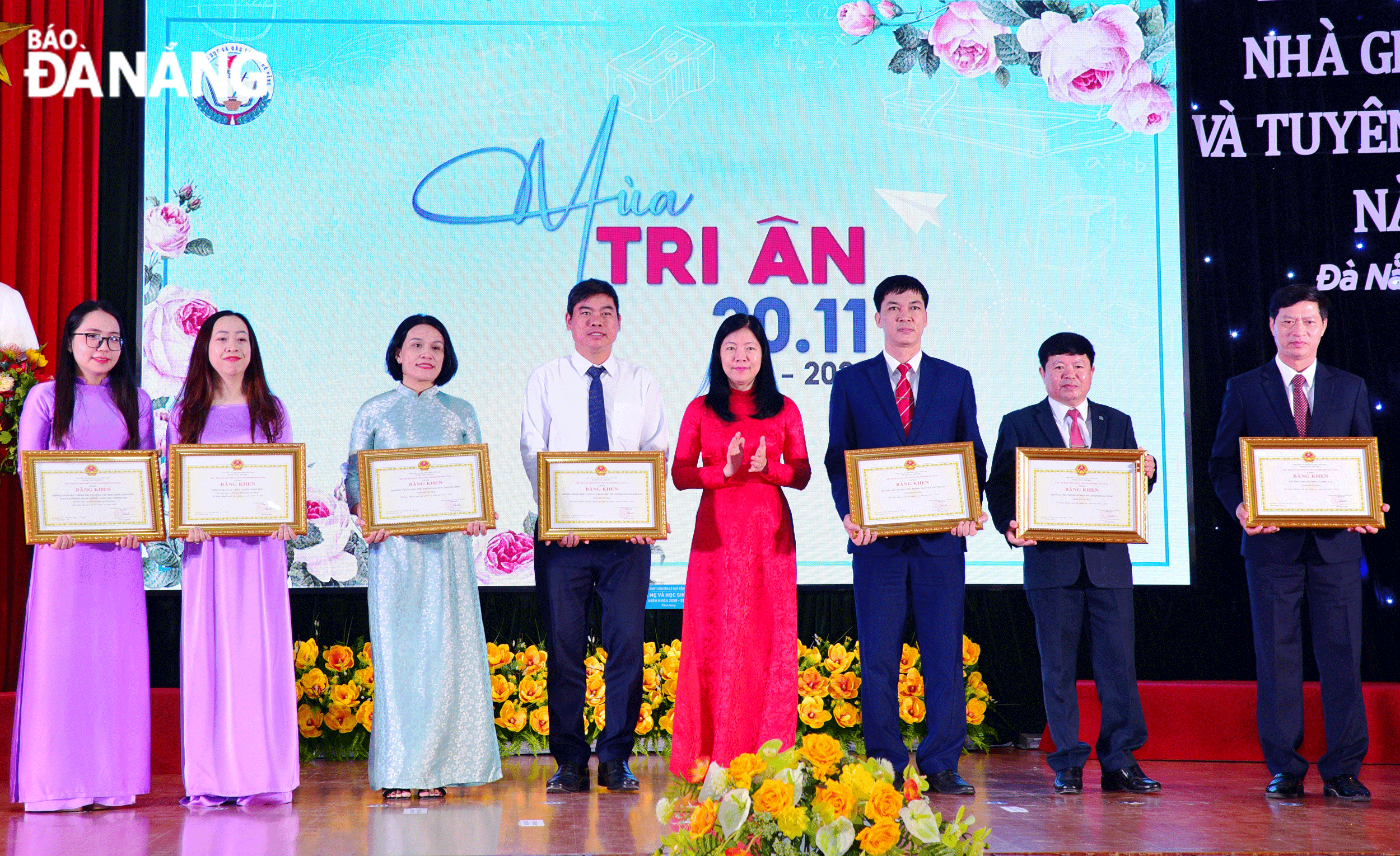Hiệu trưởng Trường Chuyên biệt Tương Lai Nguyễn Duy Quy (ngoài cùng, bên phải) nhận bằng khen của UBND thành phố trong phong trào thi đua năm học 2023-2024. Ảnh: THIÊN DUYÊN