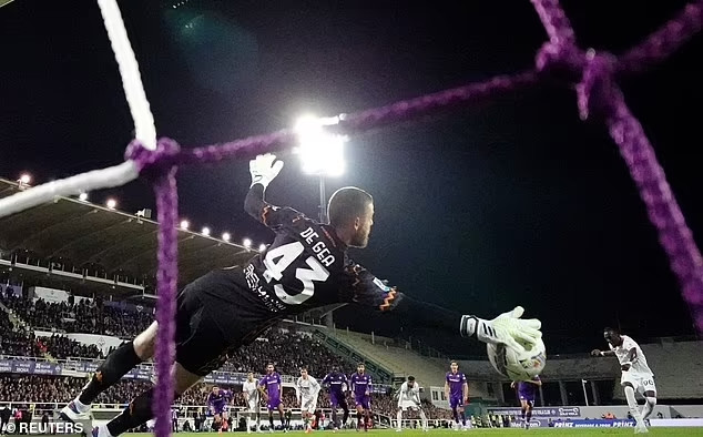 Thủ môn David De Gea liên tục có những pha cứu thua xuất thần trong màu áo Fiorentina. Ảnh: Reuters
