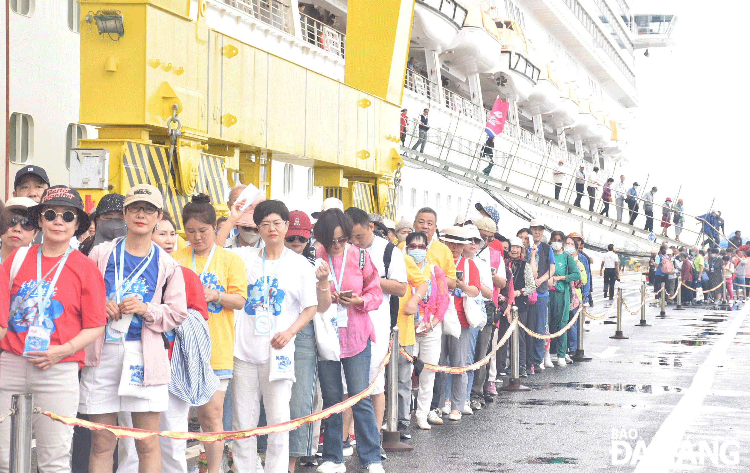Du khách nước ngoài đến tham quan Đà Nẵng qua đường tàu biển.Ảnh: NGỌC HÀ