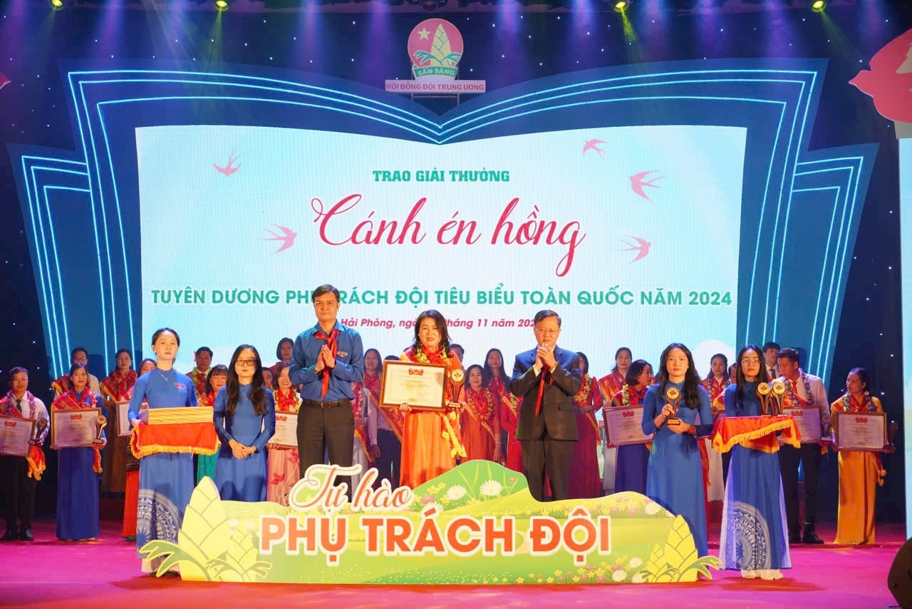 Cô Huỳnh Thị Ái Nguyệt vinh dự nhận Giải thưởng “Cánh én hồng” toàn quốc năm 2024. Ảnh: NVCC.