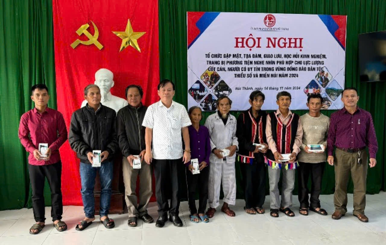 trao-phuong-tien-nghe-nhin-cho-dong-bao-co-sang-14.11.-anh-v.p.jpg