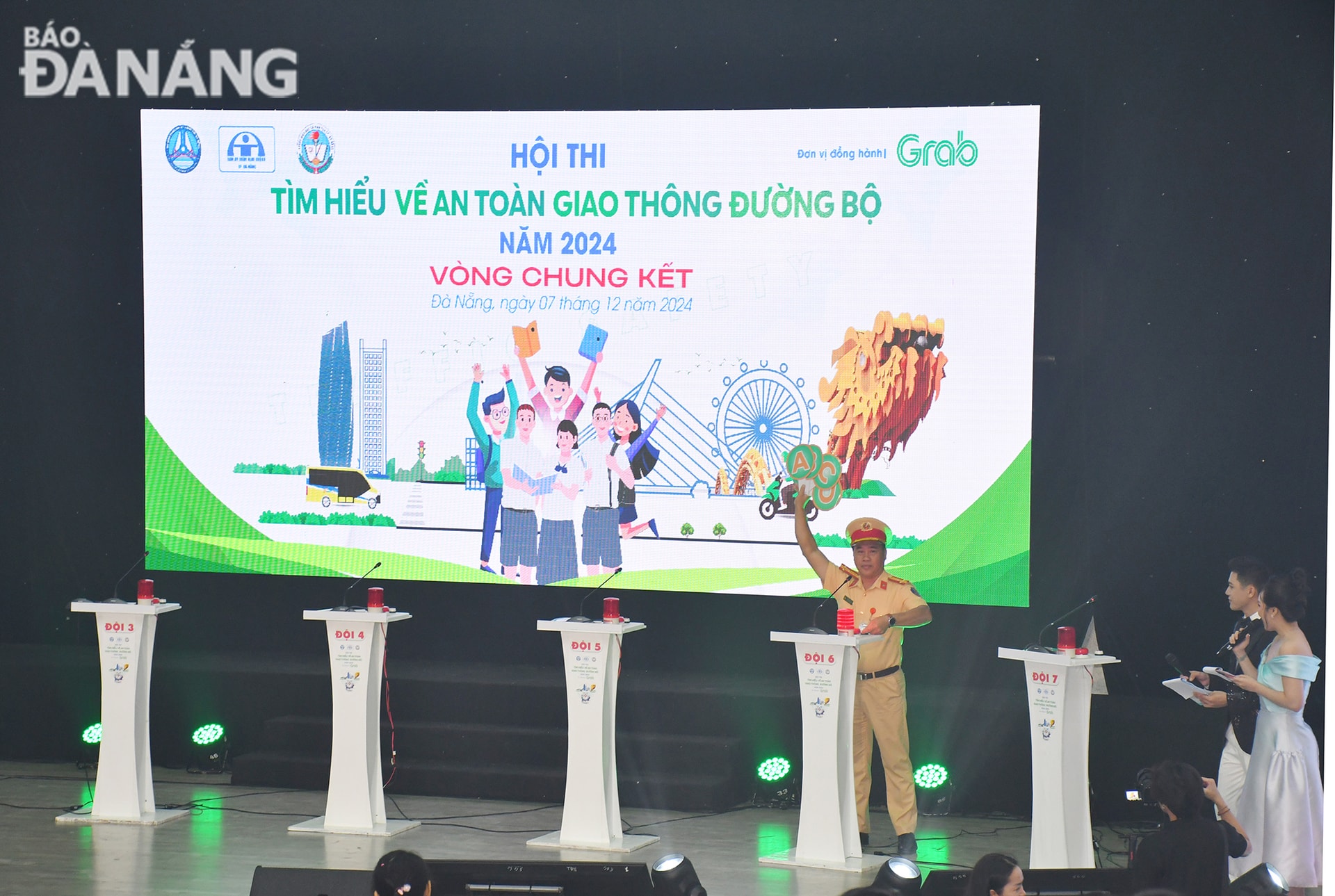 Đại diện ban tổ chức kiểm tra dụng cụ thi. Ảnh: THÀNH LÂN 