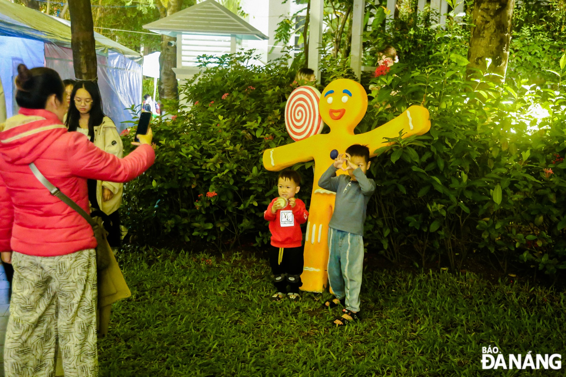 Du khách hào hứng tham gia sự kiện.