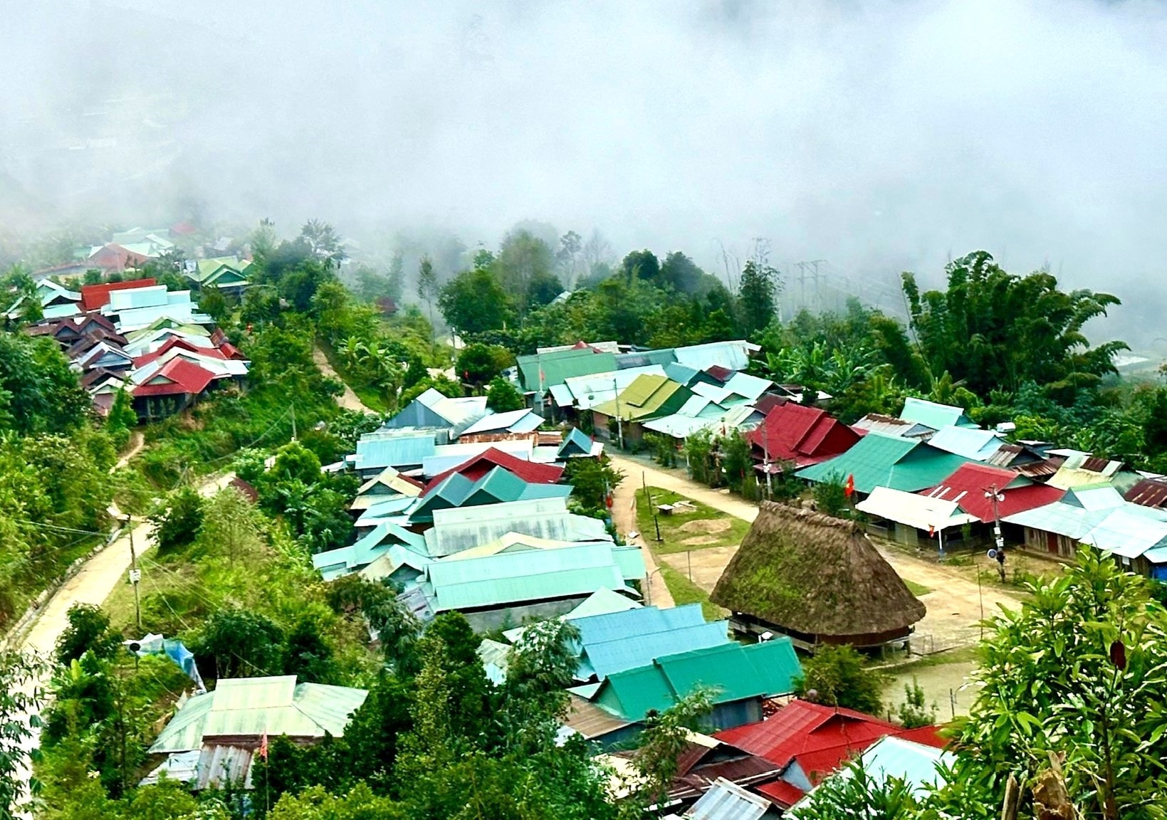 Sương núi phủ dầy trên mái nhà đồng bào Cơ Tu ở thôn Voòng (xã Tr'Hy, Tây Giang). Ảnh: ĐĂNG NGUYÊN