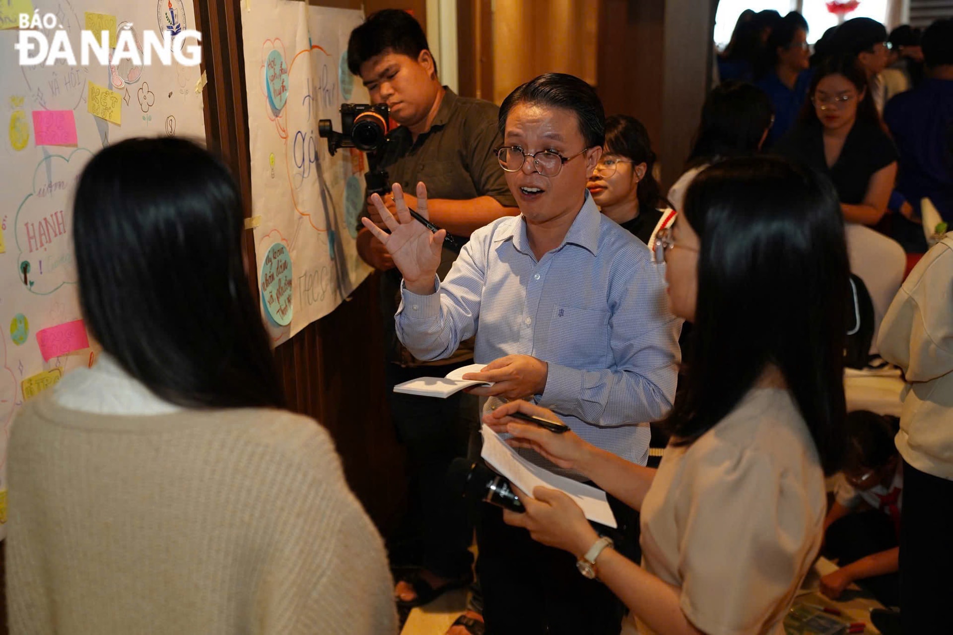 Tại chương trình, học sinh được chuyên gia hỗ trợ các kỹ năng lập kế hoạch, làm việc nhóm, trình bày dự án... 