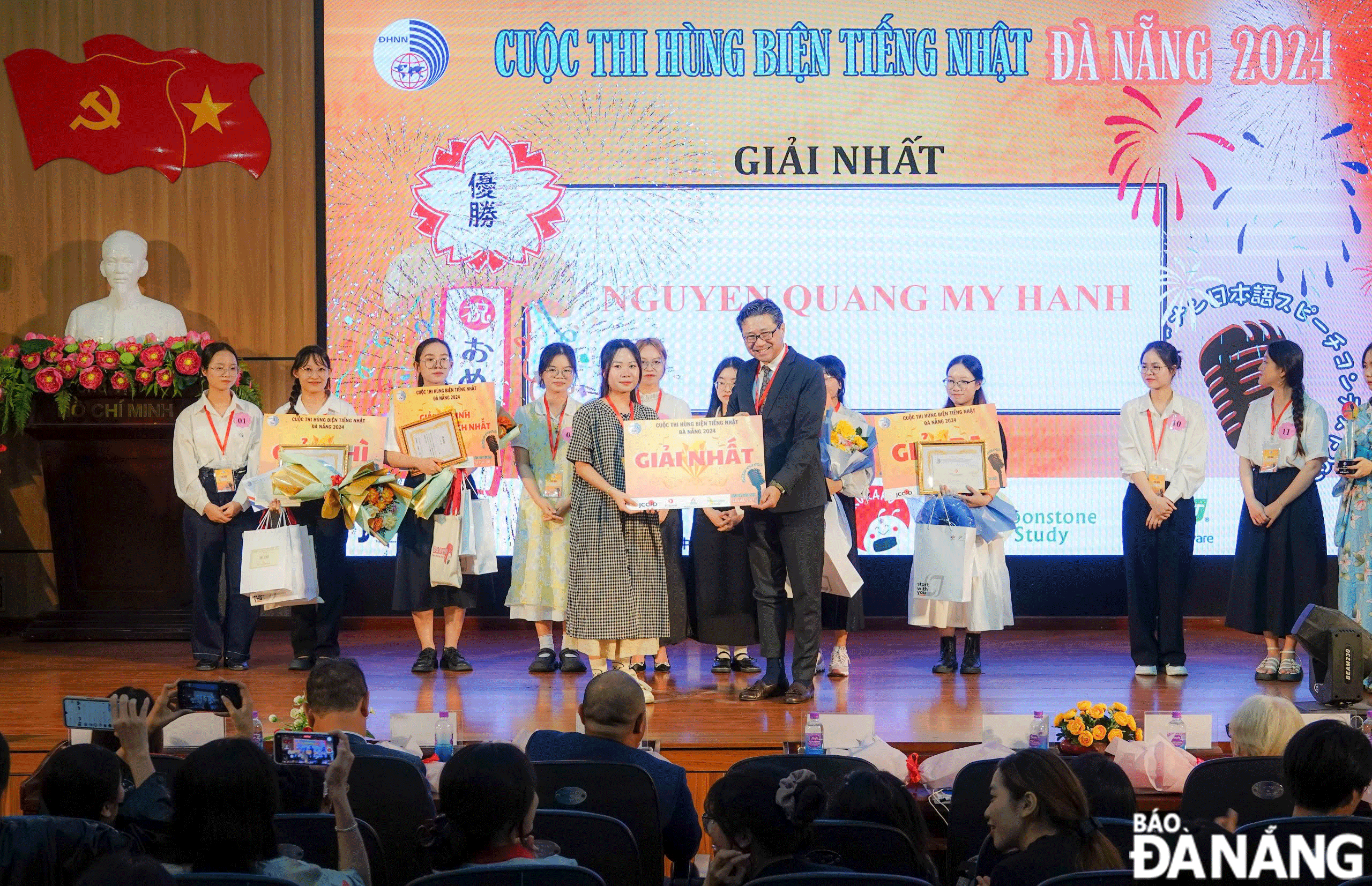 Sinh viên Nguyễn Quang Mỹ Hạnh được trao giải Nhất tại cuộc thi hùng biện tiếng Nhật do Trường Đại học Ngoại ngữ, Đại học Đà Nẵng phối hợp tổ chức. Ảnh: THU HÀ