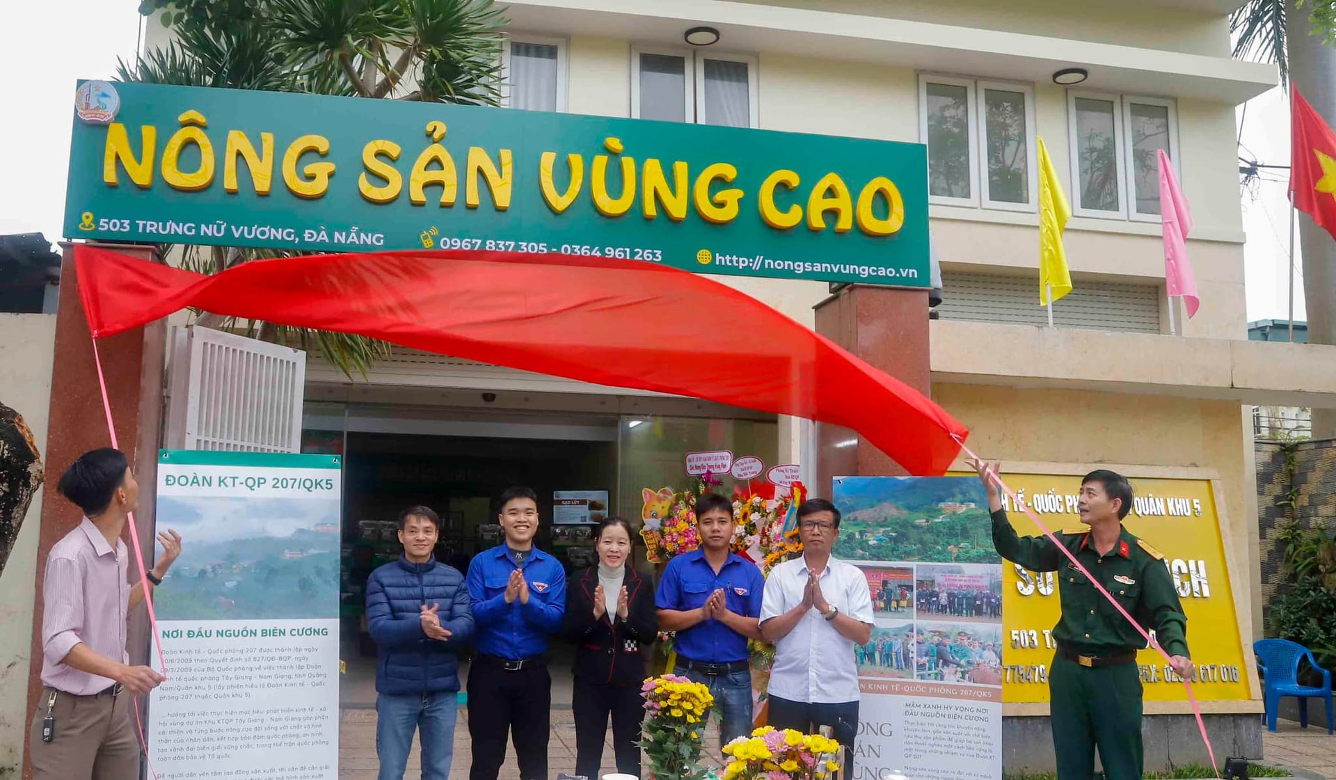 Khai trương cửa hàng nông sản vùng cao tại thành phố Đà Nẵng, góp phần tiêu thụ nông sản cho đồng bào vùng cao. Ảnh: VĂN THỦY