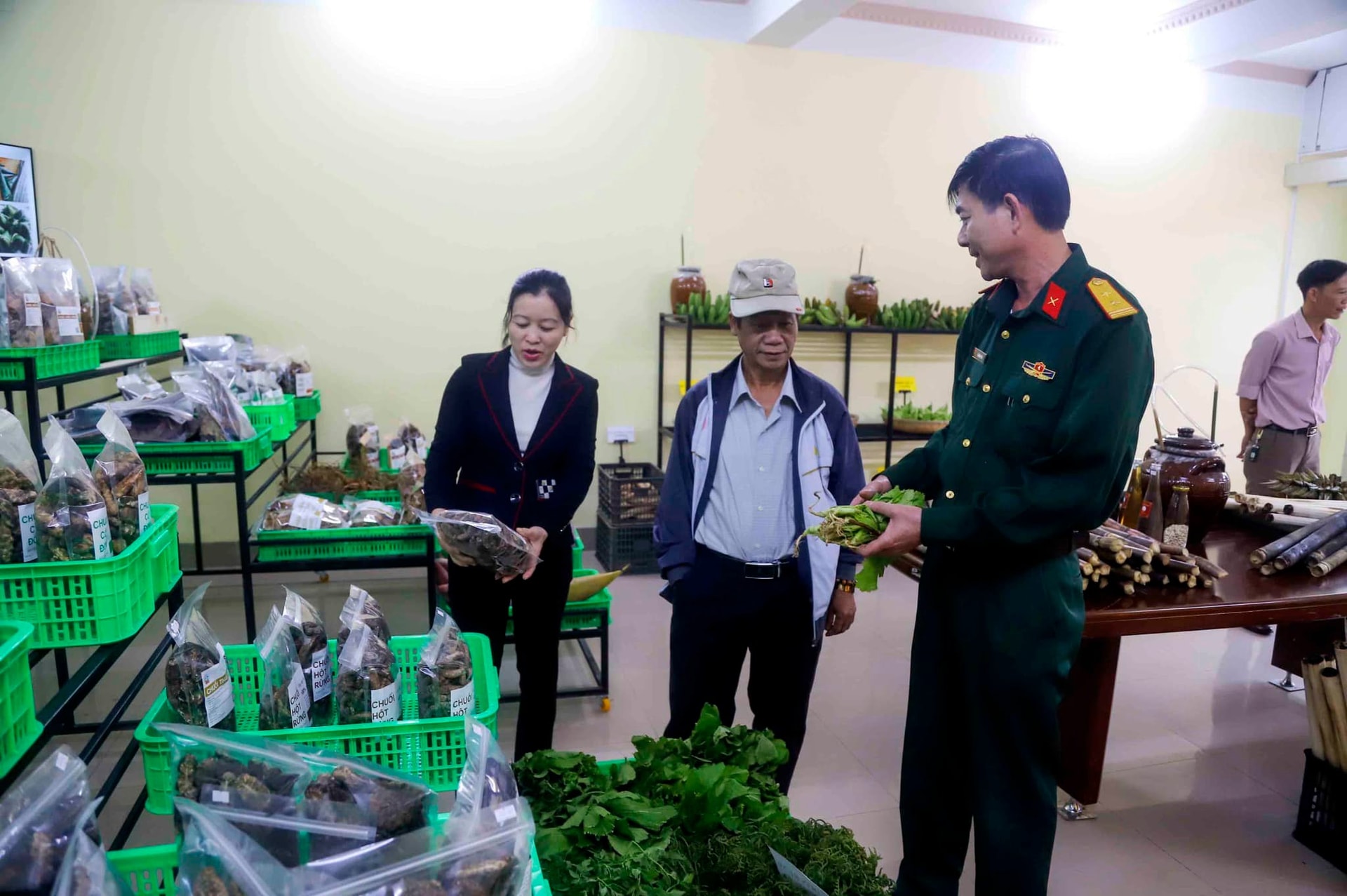 Các mặt hàng nông sản sạch được trưng bày tại cửa hàng nông sản góp phần quảng bá cho nông sản vùng cao đến với người dân thành phố Đà Nẵng. 