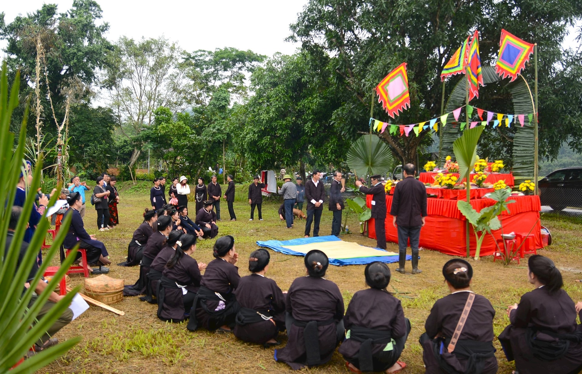 Thầy cúng làm lễ cúng