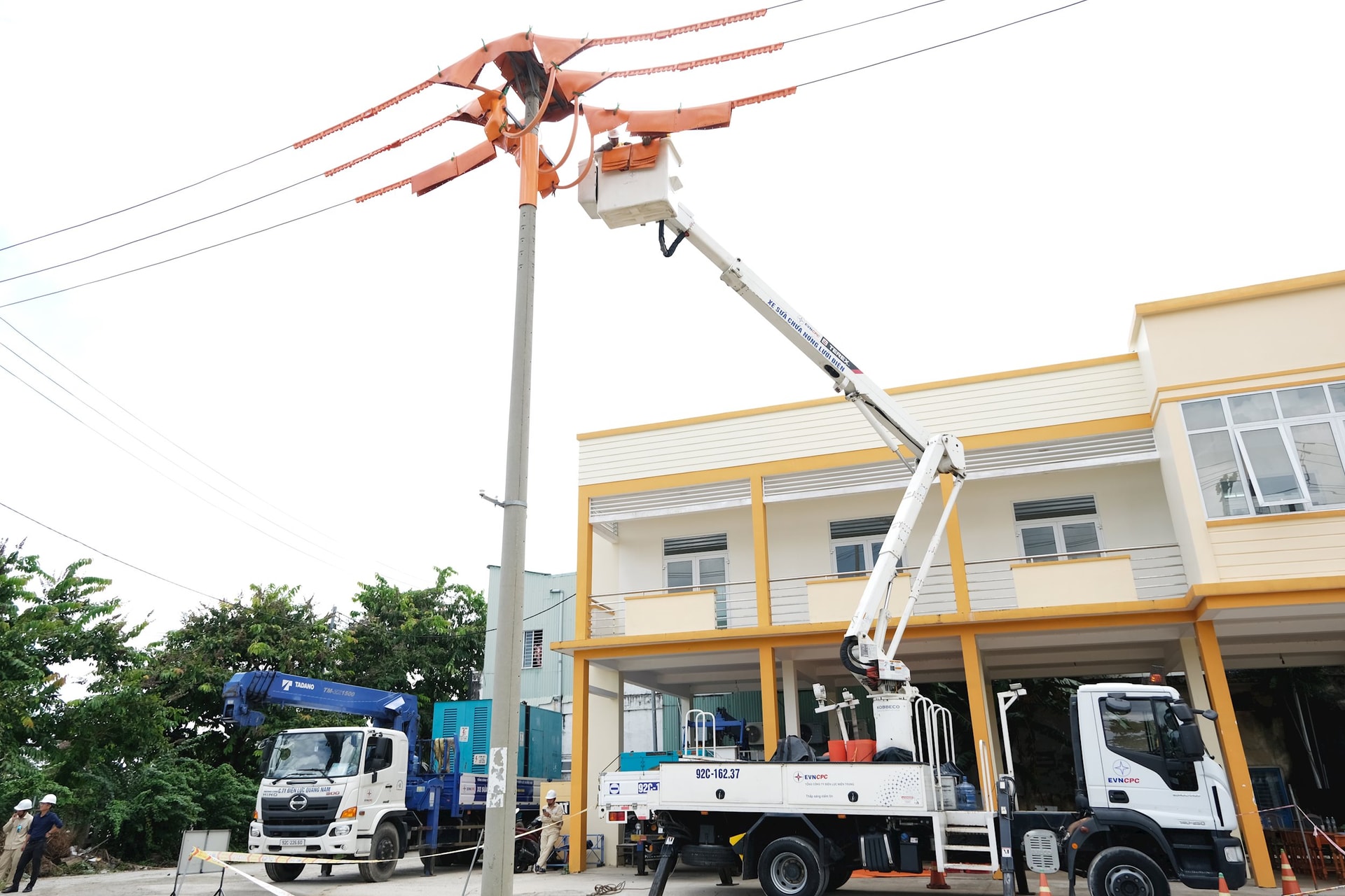 Thời gian qua, Điện lực Quảng Nam không ngừng ứng dụng các giải pháp hiện đại trong thực hiện nhiệm vụ. Ảnh: PHAN VINH