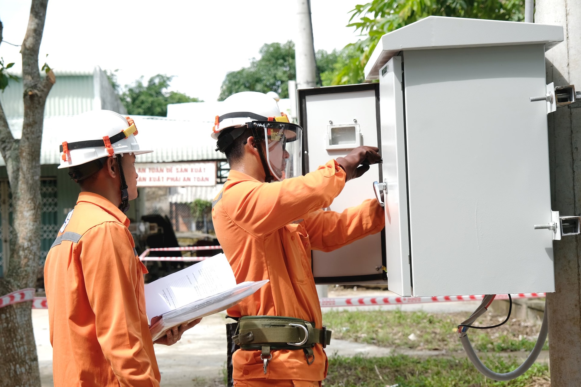 Điện lực Quảng Nam đẩy mạnh các biện pháp an toàn điện. Ảnh: PHAN VINH