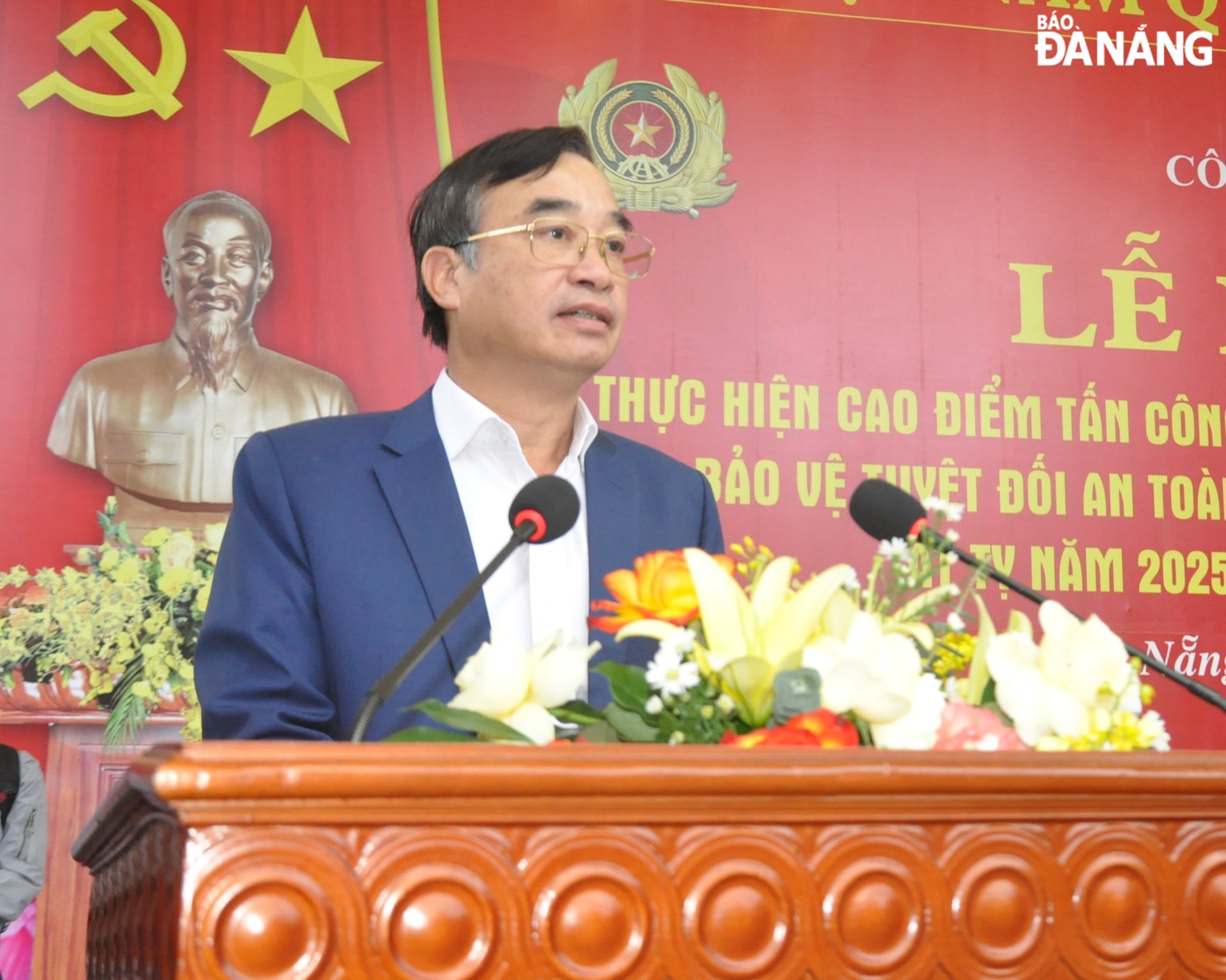 Chủ tịch UBND thành phố Lê Trung Chinh phát biểu chỉ đạo tại lễ ra quân. Ảnh: LÊ HÙNG