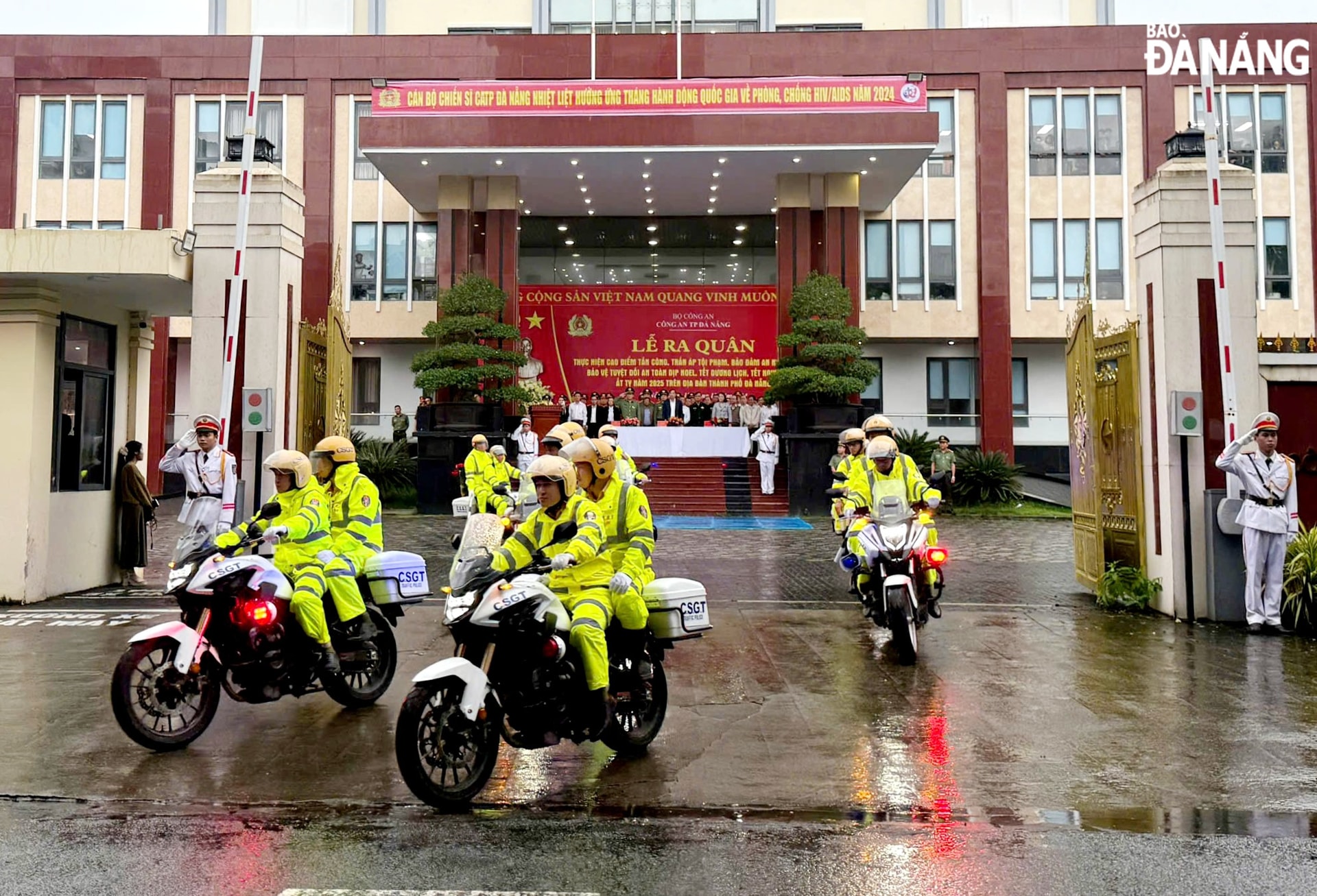 Lực lượng Công an thành phố ra quân bảo đảm an ninh trật tự, trật tự an toàn giao thông trên địa bàn thành phố. Ảnh: LÊ HÙNG