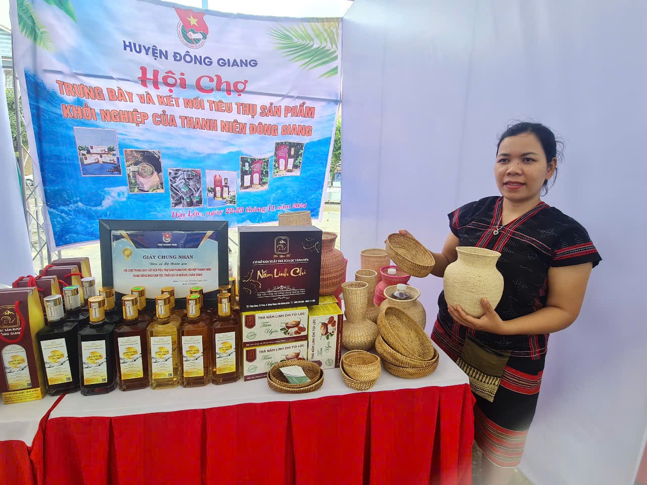 Chị Aral Thị Múc mang sản phẩm mây tre đan trưng bày tại Triển lãm sản phẩm khởi nghiệp thanh niên miền núi, vùng đồng bào dân tộc thiểu số diễn ra ở Đại Lộc. Ảnh: TRIÊU NHAN