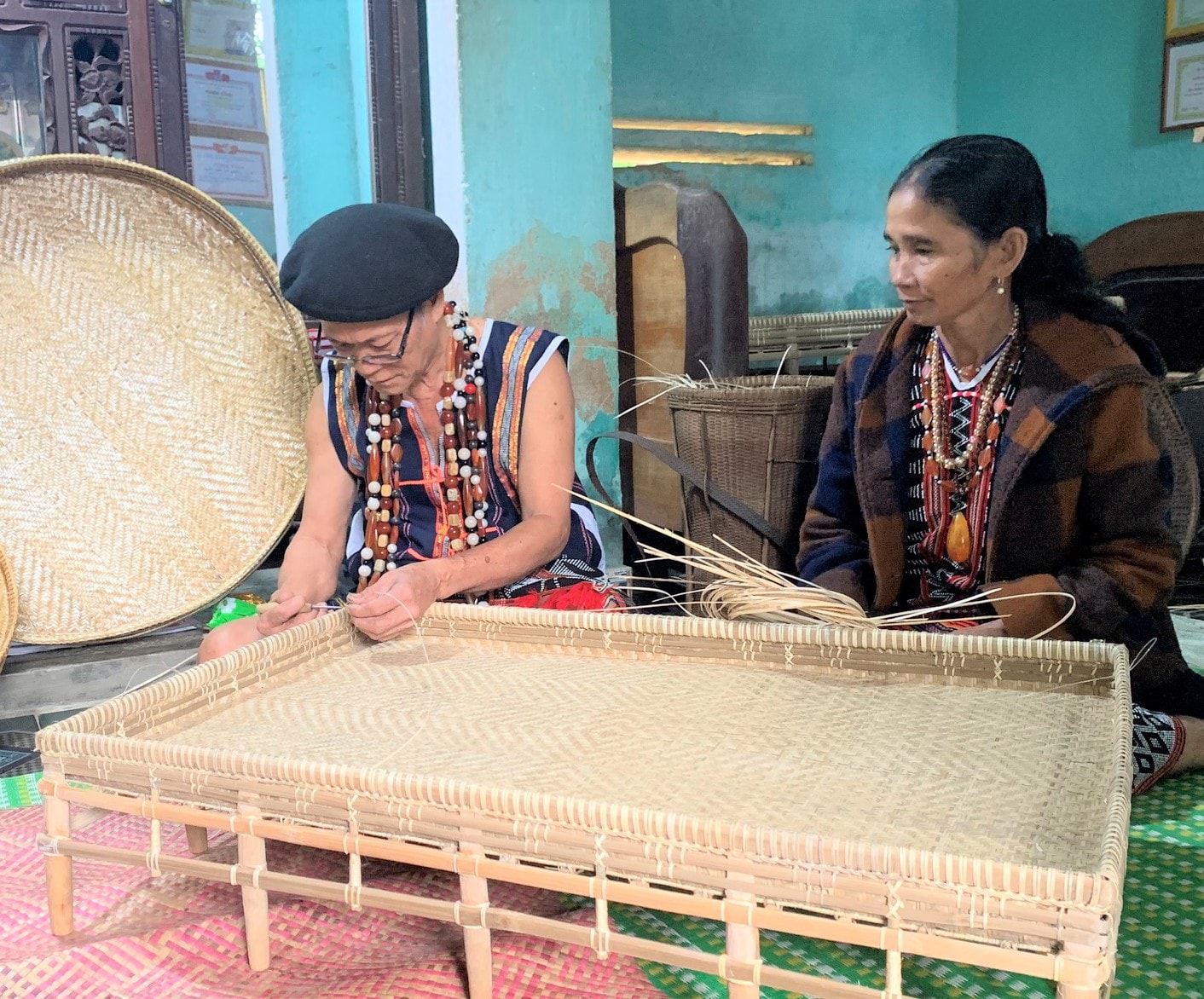 Sản phẩm mây tre đan của người Cơ tu ở Đông Giang. Ảnh: TRIÊU NHAN