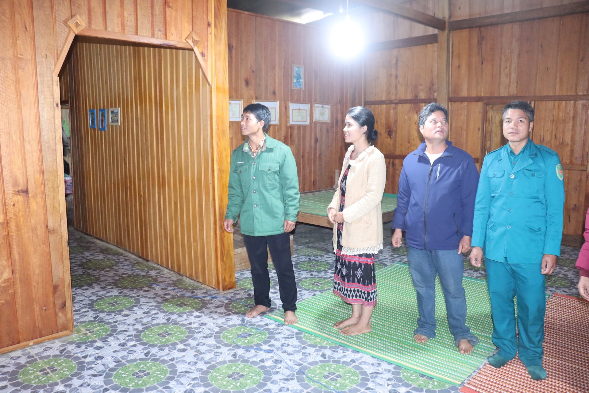 Niềm vui có nhà mới hộ ông Tangôn Nhối thôn Achoong, xã Ch