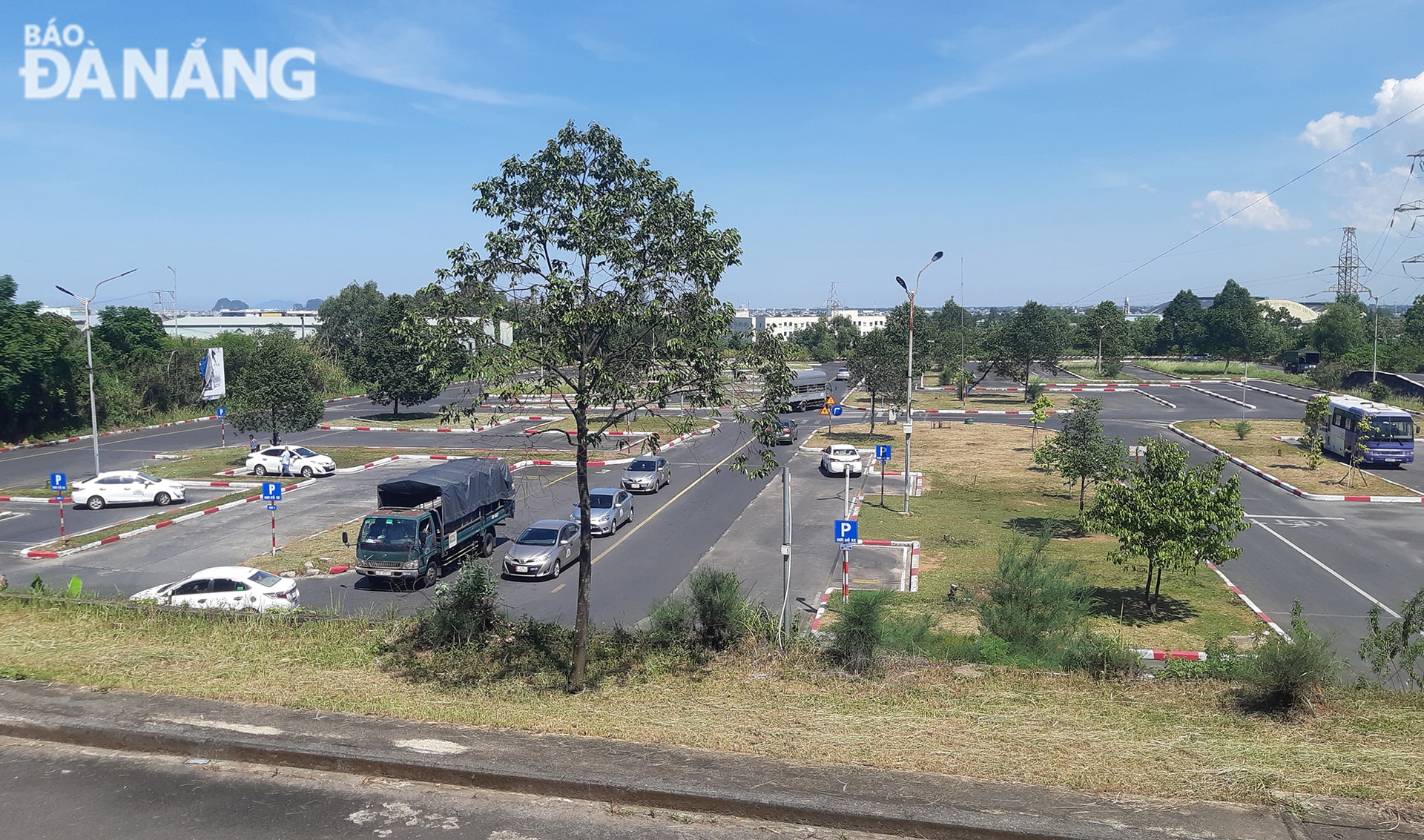 Thực hành sát hạch lái xe ở Trường Trung cấp giao thông công chính thành phố. Ảnh: THÀNH LÂN