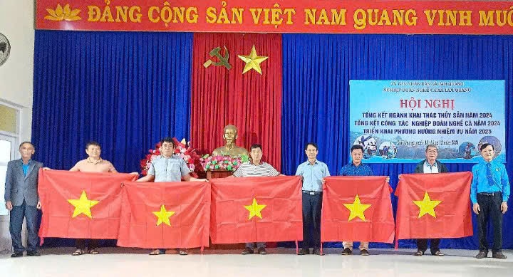 Tặng cờ Tổ quốc cho ngư dân Tam Quang. Ảnh V.P