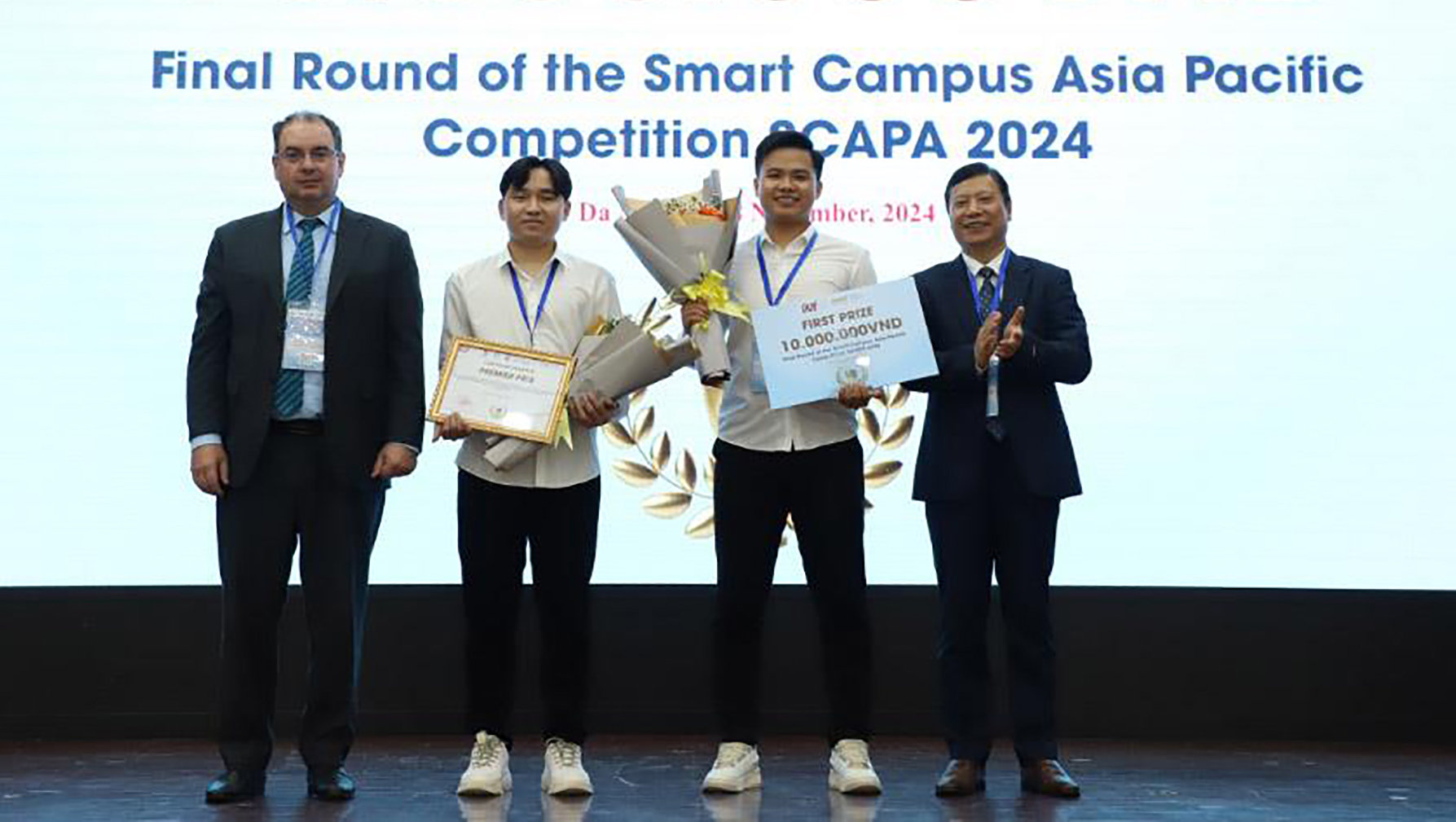 Với “Thiết bị đo chất lượng đất 7in1 không dây LoRaWan” Trần Lê Xuân Huy và Nguyễn Đại xuất sắc giành giải nhất tại Cuộc thi Smart Campus châu Á-Thái Bình Dương năm 2024. Ảnh: C.M